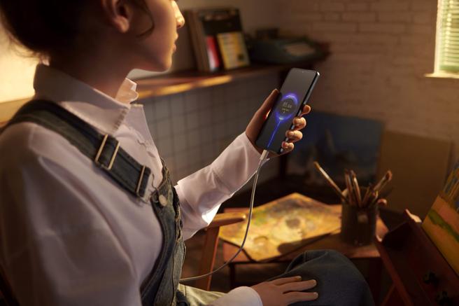 Redmi Note 11 Pro+ 5G搭载旗舰级120W HyperCharge极速快充，以领先业界的极致速度为用户带来崭新的充电体验。（小米提供）