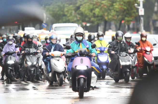 今（15日）起受东北季风影响，各地天气偏凉且有局部零星短暂雨。（图／陈俊吉摄）