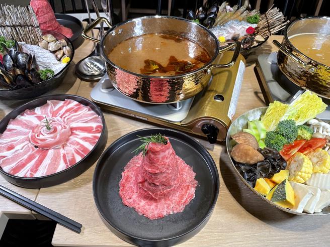 「日本A5和牛火鍋吃到飽」1泊2食住房專案，讓房客將日本鹿兒島A5和牛、台灣梅花豬及新鮮時蔬暢快吃，再附贈一盤豐富海鮮，鍋底還能選擇特別的泰式冬陰功高湯或牛骨高湯。（何書青攝）