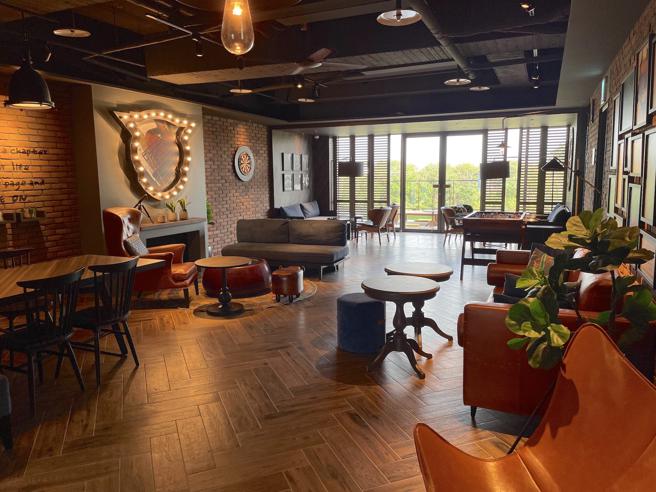 捷絲旅台南十鼓館多了些愜意度假風，除了泳池設施外，房客可使用2樓「Good Lounge 鼓逸廊」的室內外休憩空間。（何書青攝）