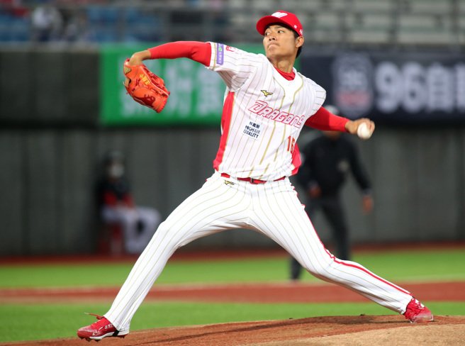 味全龍王維中本季首度先發投不滿5局就因達到預計用球數退場。（鄭任南攝）