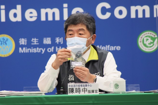 昨（14日）才接觸確診者，指揮官陳時中及發言人莊人祥今天仍照常出席疫情記者會，遭網友痛批搞雙標。（圖／指揮中心提供）