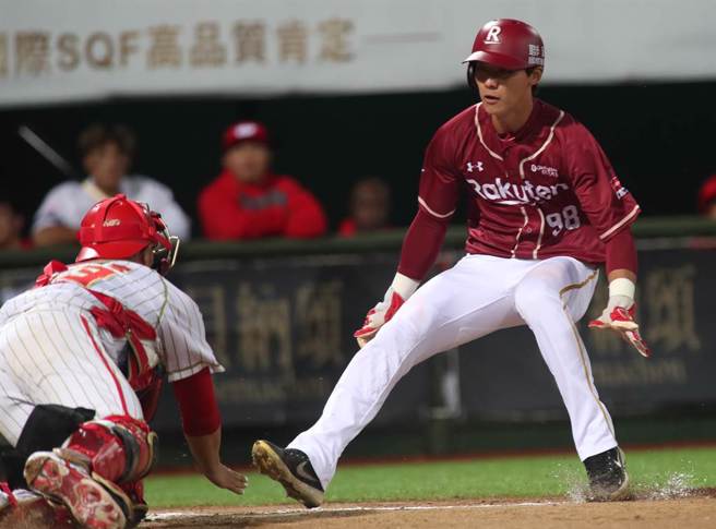 中華職棒15日味全龍對樂天桃猿之戰，桃猿陳晨威7局上藉著安打自2壘直闖本壘，跳在空中企圖躲開接球飛撲欲觸殺的味全捕手吉力吉撈未成，掉落在吉力吉撈的身上遭到觸殺出局。（鄭任南攝）