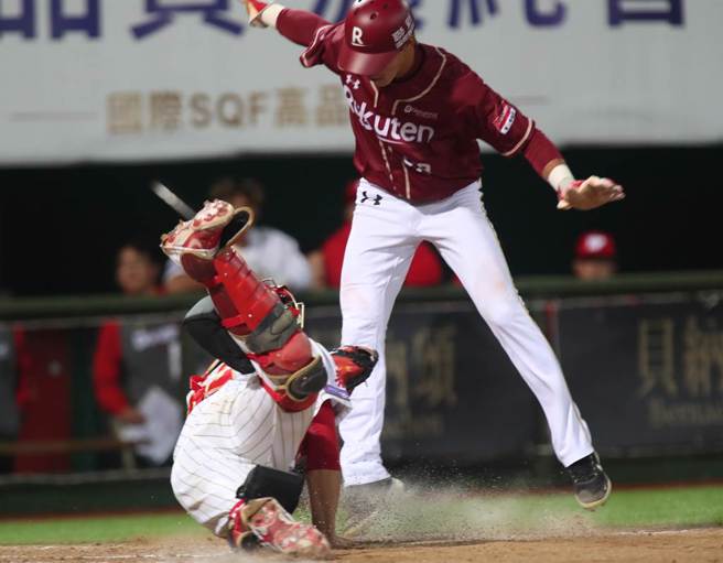 中華職棒15日味全龍對樂天桃猿之戰，桃猿陳晨威7局上藉著安打自2壘直闖本壘，跳在空中企圖躲開接球飛撲欲觸殺的味全捕手吉力吉撈未成，掉落在吉力吉撈的身上遭到觸殺出局。（鄭任南攝）