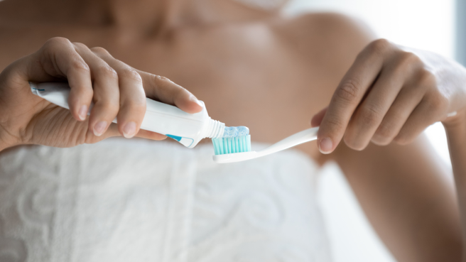 日本一名男大生因為好奇心作祟，將針孔攝影機放入牙膏，藉此偷拍女性友人。(示意圖／shutterstock)