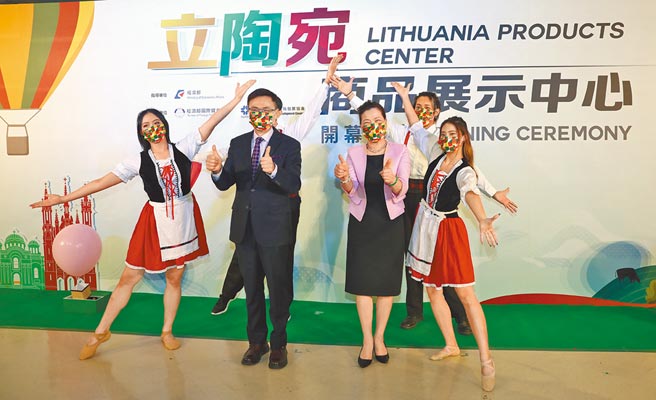 在外贸协会董事长黄志芳（左）及经济部长王美花（右）主持下，「立陶宛商品展示中心」正式开幕。图╱贸协提供