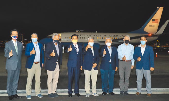 由美国联邦参议院外交委员会主席民主党籍孟南德兹（Bob Menendez）等多人组成的参眾议员访问团，14日搭乘专机于晚间抵达台北松山机场，外交部长吴钊燮（左四）到场接机。（外交部提供）