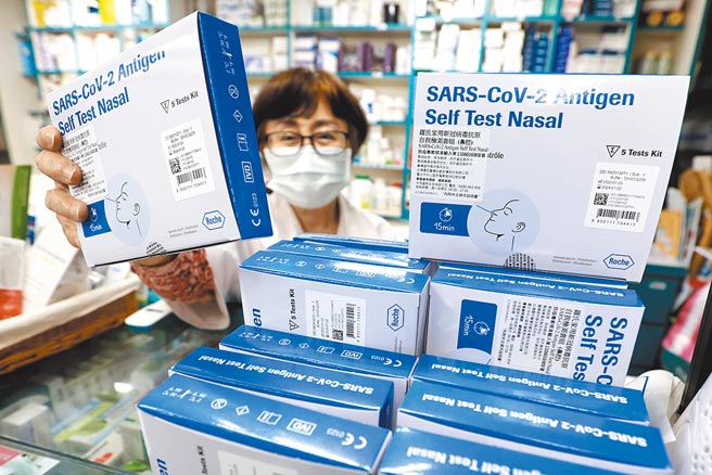 新冠肺炎本土病例激增，行政院长苏贞昌14日主持行政院院会时宣布，政府即起徵用快筛试剂，同时也将大量进口，希望达每月4000万剂。（黄世麒摄）