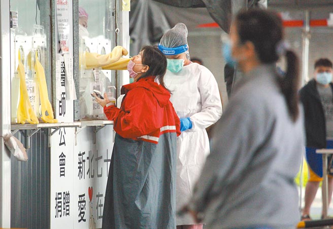 國內14日新增874例COVID-19本土個案，再創歷史新高，其中新北市新增360例最多，許多民眾前往江子翠篩檢站進行採檢，確保自身健康狀況。（張鎧乙攝）