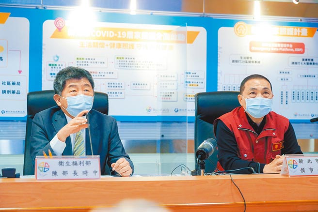 新北市长侯友宜与卫福部长陈时中共同宣布新北居家照护计画全面启动，目前已收治150名居家照护的被照护者。（陈慰慈摄）