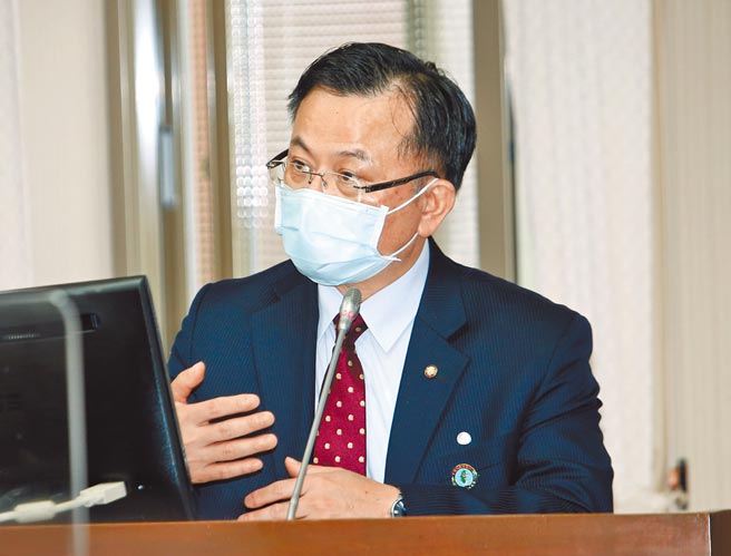 针对立委爆料NCC前高官收镜电视顾问费，NCC主委陈耀祥14日在立法院表示，如果有资料就会去调查。（姚志平摄）