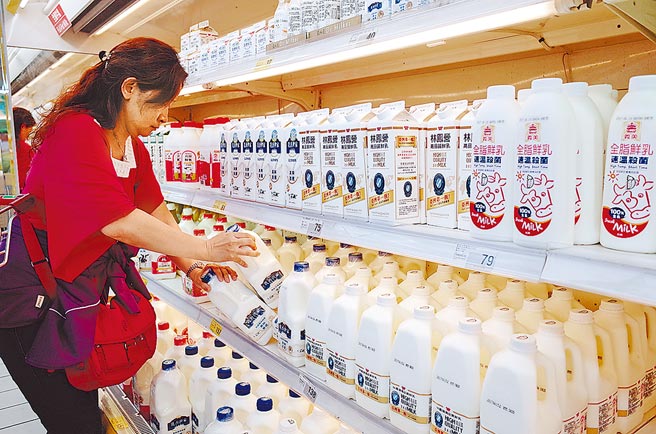 饲料成本大涨，国内酪农成本吃紧，盼调涨生乳收购价。图为民眾在卖场选购鲜奶饮品。（本报资料照片）