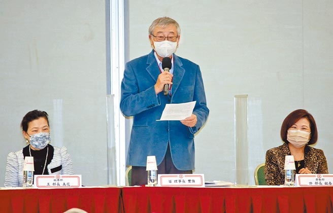 全国工业总会14日举办会员代表大会，新任理事长苗丰强（中）主持并致词，经济部长王美花（左）、劳动部长许铭春（右）等人出席。（陈君玮摄）