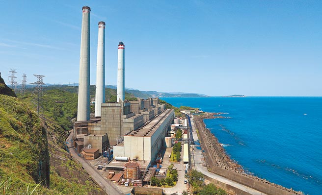 攸关北部协和电厂、中部中火电厂的第四、第五天然气接收站，目前都卡在环评，无法进行。昨天立法院审查台电预算，台电自提删减这两项工程预算，合计超过百亿。（本报资料照片）