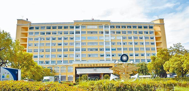 国军高雄总医院14名军医官收贿丑闻，二审高雄高分院14日宣判大逆转，锺男改判8年6月，9人认罪并缴回犯罪所得获轻判或缓刑，4人上诉遭驳回，可上诉。（本报资料照片）