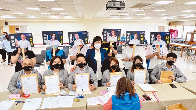 国民党高雄市议员党内登记14日持续受理，高市副议长陆淑美（中）率「KK政线」等12人登记，宣示议会过半决心。（柯宗纬摄）