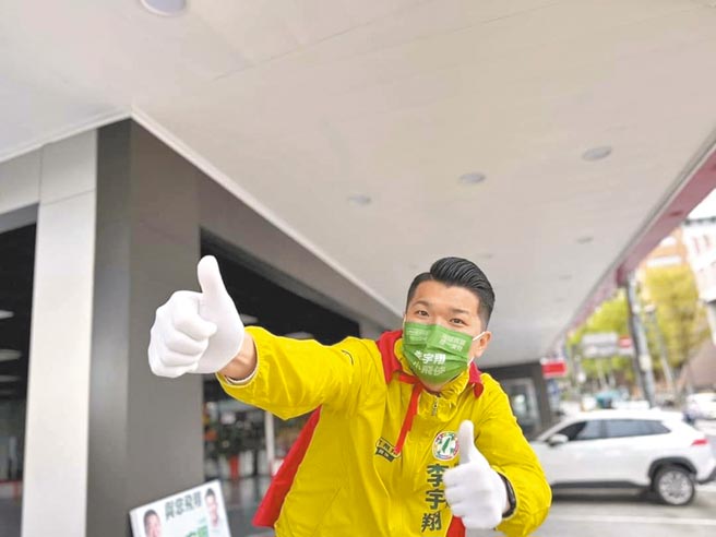 綽號「小飛俠」的五泰林選區擬參選人李宇翔，為加深民眾印象，掃街或站路口都會披著一件紅色的短披風。（李宇翔提供／陳慰慈新北傳真供）