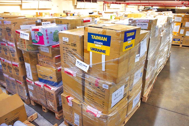 外交部4月1日举行「我国赈济乌克兰难民国际记者会」，说明善款与募捐物资成果及后续运用情形，表示赈济乌克兰专户短短1个月就募集新台币9.3亿元，相当于3200万美元，另外交部募集超过650吨物资，从3月17日开始，已经运送12批物资到斯洛伐克、波兰等国家，将陆续运往乌克兰，图为存放在外交部的大批物资。（赵双杰摄）