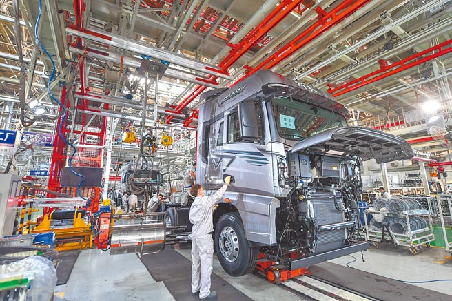 大陆工信部近日指出，支持符合条件的工业互联网企业首次公开发行证券并上市。图为大陆一家工厂正在装配车辆。（新华社）