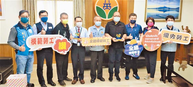在中油服務的羅燕輝以及泰國籍移工財那隆，分獲全國模範勞工、全國模範移工，苗栗縣長徐耀昌接見2人。（李京昇攝）