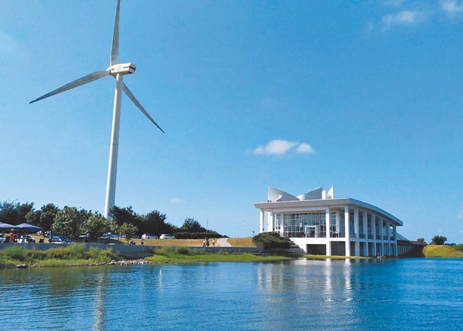 彰化县政府计画在庆安水道设置跨越河道的观察木栈道。　　　（吴敏菁摄）