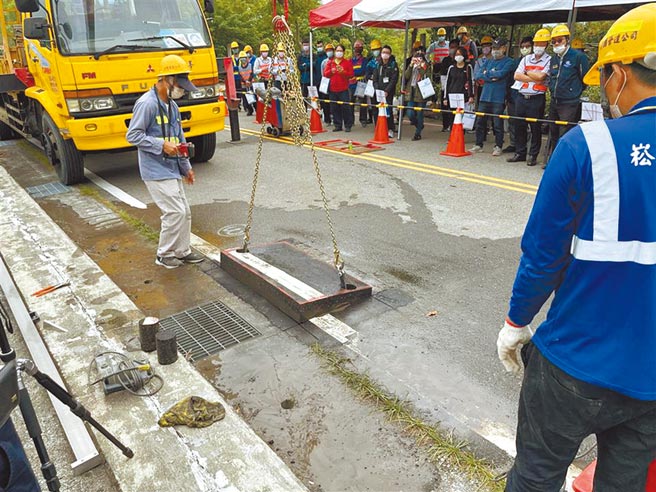 彰化县政府工务处在彰化高铁特区首创推动「手孔盖启闭微创工法」，希望推广解决路不平。（彰化县政府提供／吴敏菁彰化传真）