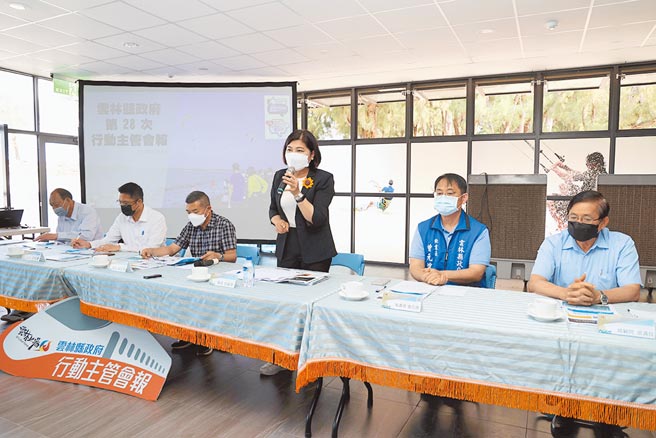 云林县长张丽善（右三）14日在四湖乡举行的行动主管会报说明箔子寮渔港都市计画变更的初衷与进度。（周丽兰摄）