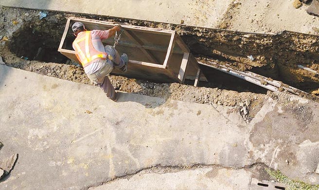 民眾投诉嘉义市污水下水道施工，保护电缆的外层管线被挖断了，品质堪忧。（黄姓读者提供／廖素慧嘉市传真）