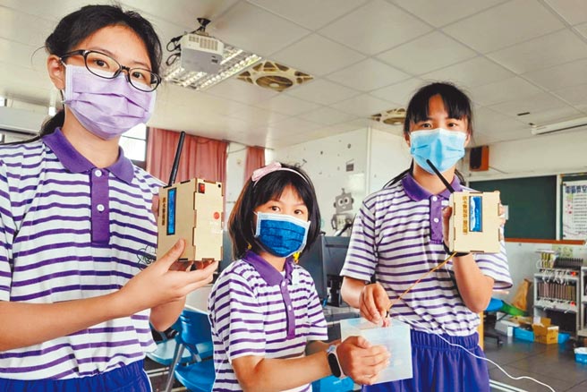 有感去年10月發生虎豹潭憾事，台東縣康樂國小（左起）賀鈺宸、陳樂芙、林蕎萱設計山洪警報器，獲2022世界青少年發明展佳作。（蔡旻妤攝）