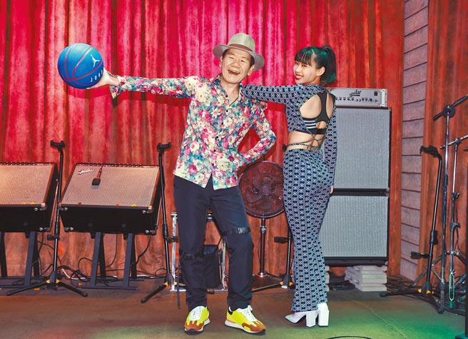 趙傳（左）昨在記者會上高歌〈我是一隻小小鳥〉，李芷婷到場討教歌藝。（開麗娛樂提供）