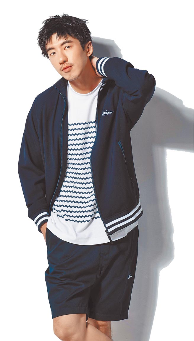 傅孟柏因外型条件佳，多半扮演男神和英雄角色，如今在新戏《售命》挑战鲁蛇新角色，穿义大利精品Loro Piana×藤原浩2022春夏胶囊系列绲边棒球外套6万800元、波浪棉质圆领上衣1万6100元、双口袋短裤1万4400元。（石智中摄）