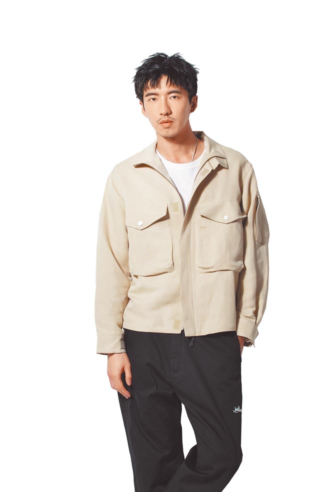 傅孟柏在新戏《售命》饰演鲁蛇，透过黑色荒谬喜剧手法探讨生命的意义。穿义大利精品Loro Piana×藤原浩2022春夏胶囊系列亚麻双口袋夹克6万9000元、波浪棉质圆领上衣1万6100元、Logo直筒西装裤1万6500元。（石智中摄）