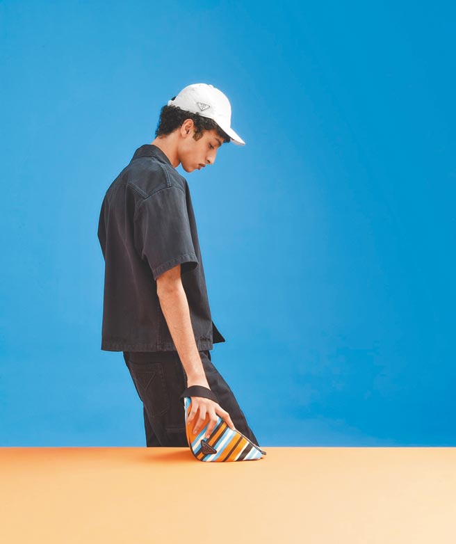 PRADA Tropico系列以条纹作为本季特色，配件部分也延续同样元素。（PRADA提供）