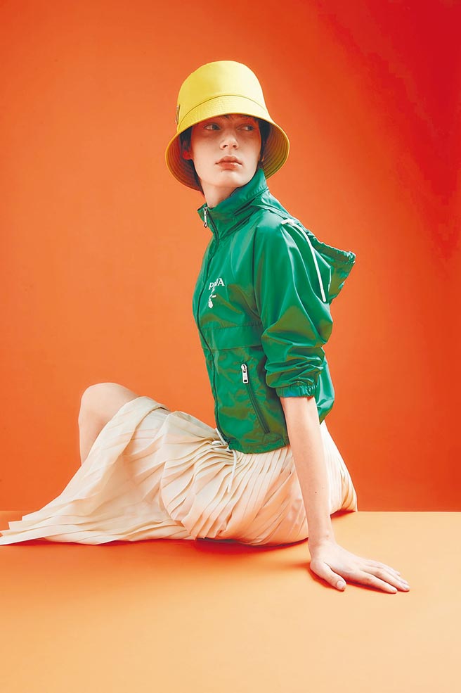 PRADA Tropico系列以热带景观为灵感，呈现夏季氛围。（PRADA提供）