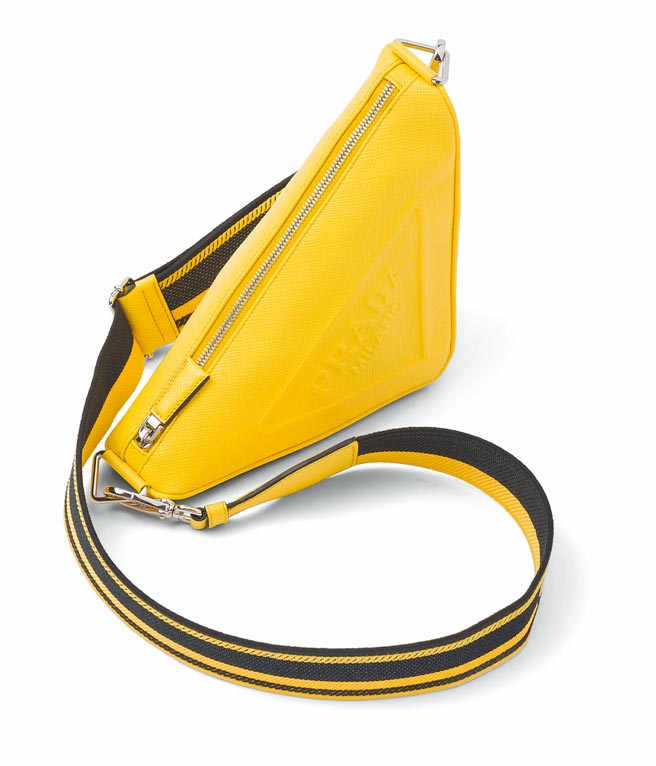 PRADA Triangle皮革三角肩背包，7万6000元。（PRADA提供）