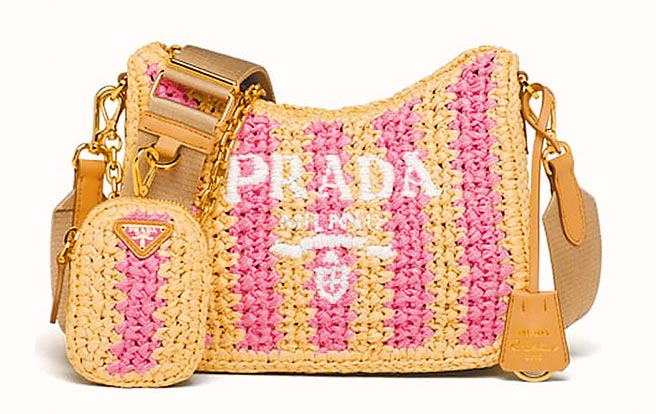 PRADA Re-Edition 2005 拉菲亚草手提肩背包，6万8000元。（PRADA提供）