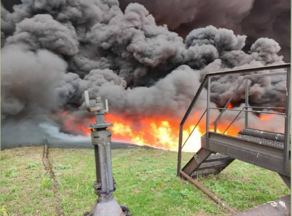 距离州府90公里处城市利西昌斯克(Lysychansk)一处炼油厂遭俄军砲击。(图/截自 @luhanskaVTSA Telegram )(photo:ChinaTimes)
