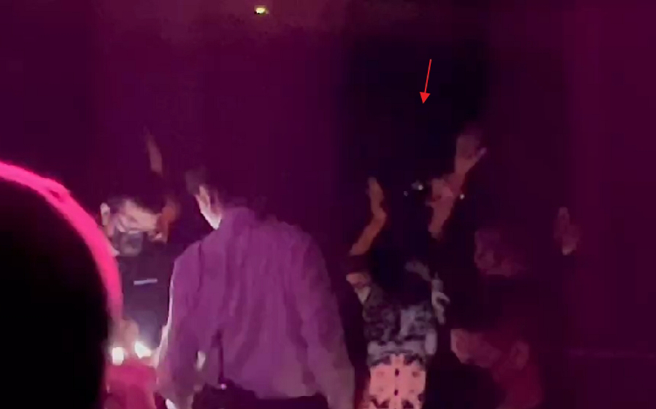 小S和老公許雅鈞12點左右進場力挺姐夫具俊曄。(圖/ 孫伊萱攝)