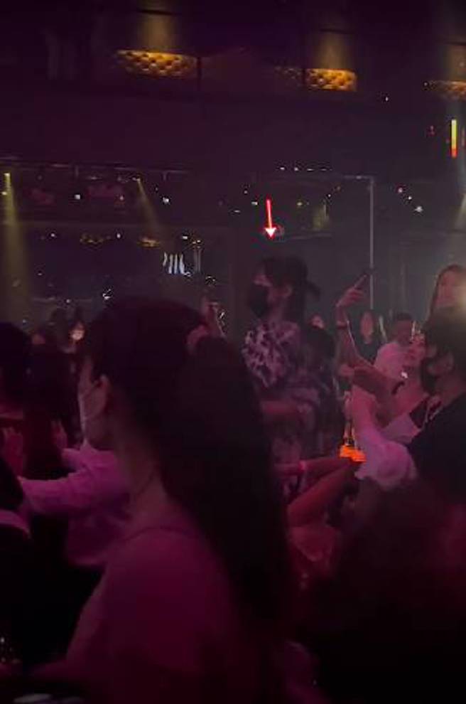 小S最後更嗨到從包廂走到舞池中央。(圖／讀者提供)