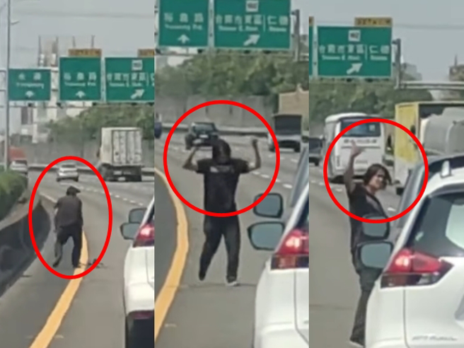 国道一号仁德系统日前发生不知名物体散落在路中，导致后方车潮塞爆，而有驾驶目击车潮最前方有名男子竟下车亲手把一个个散落物捡起扔到分隔岛。（翻摄自脸书「八卦村-行车纪录器影片上传中心」）