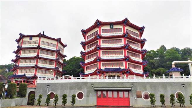 女網友先自行到找塔位祭祖，父親發現她很迅速拜完，問她「在三樓耶！不用排隊嗎？」她則回「不是在一樓嗎？我在一樓有看到阿公的名字我就拜了啊」。（資料照，非當事人照片）