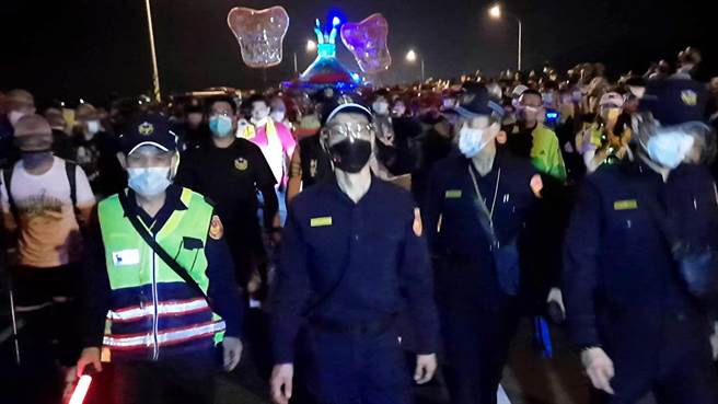天清水警分局布下重兵警力，全力维护妈祖銮轿安全，遇有衝突即刻依法逮人送办。（警方提供）