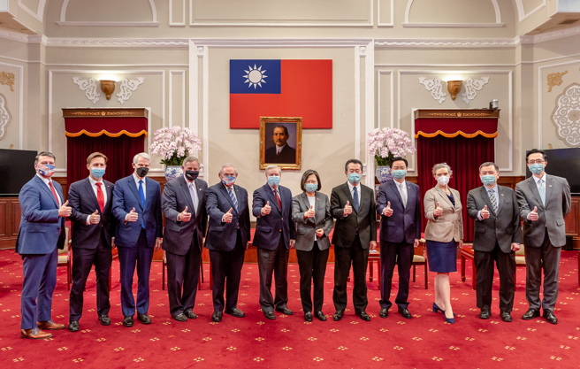 蔡英文總統（右6）15日在總統府接見美國聯邦參議員葛瑞姆（左6）率領重量級聯邦參眾議員訪團。（總統府提供）