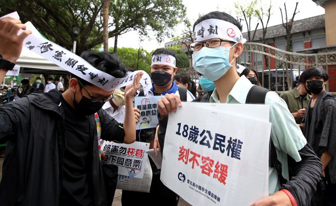 中选会15日敲定18岁公民权修宪案复决，将在11月26日与地方公职人员选举同天投票。图为3月时上百位高中生在立法院外，紧盯修宪过程。（资料照/张铠乙摄）