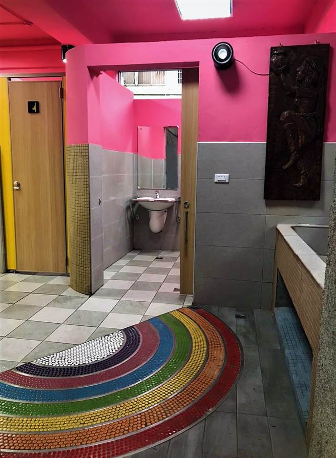 国立关山工商的厕所修缮以花海、花东纵谷等元素色调拼贴。（关山工商提供／林志成台北传真）