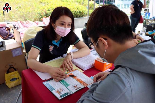 近日我国本土新冠肺炎疫情持续延烧，为了提高第三剂接种率，中央流行疫情指挥中心要求多个场域应接种第三剂（报系资料照）