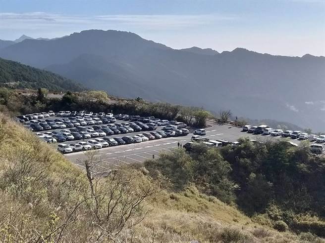 合歡山小風口上停車場16日一早已停滿，很多遊客為賞杜鵑花而來。（記者爆料網提供／盧金足南投傳真）