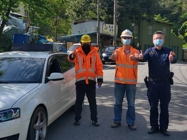 第二區養護工程處谷關段與警方宣導人車，遵守交通安全。（記者爆料網提供／盧金足南投傳真）