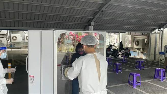 台東縣府一早在辦公廳後方停車場緊急增設快篩站。（蔡旻妤攝）