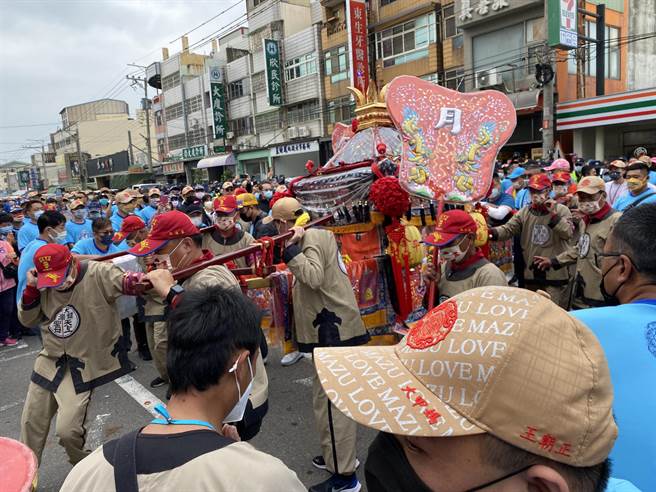 大甲媽祖回鑾由大肚區進中市，虔誠信徒熱情相迎。（陳淑芬攝）